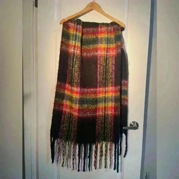 Plaid Pattern Oversized Scarf / Shawl / Wrap with Fringe NWT - Picture 5 of 9
